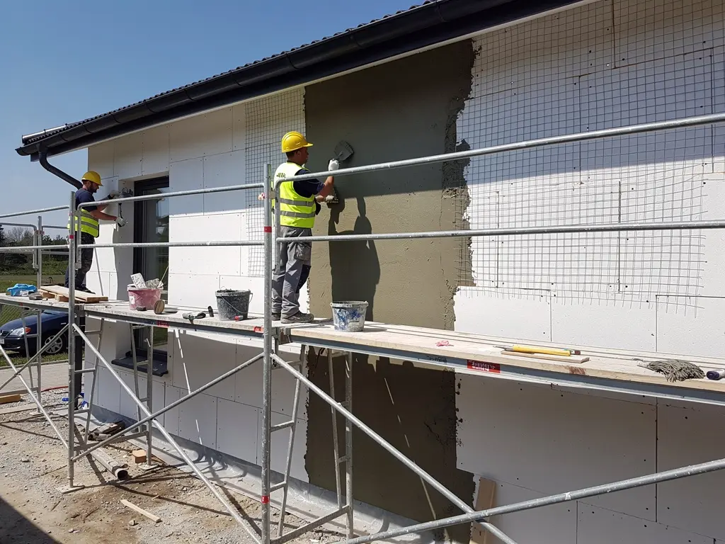 Pose de l'isolation extérieure et du sous-enduit sur une façade